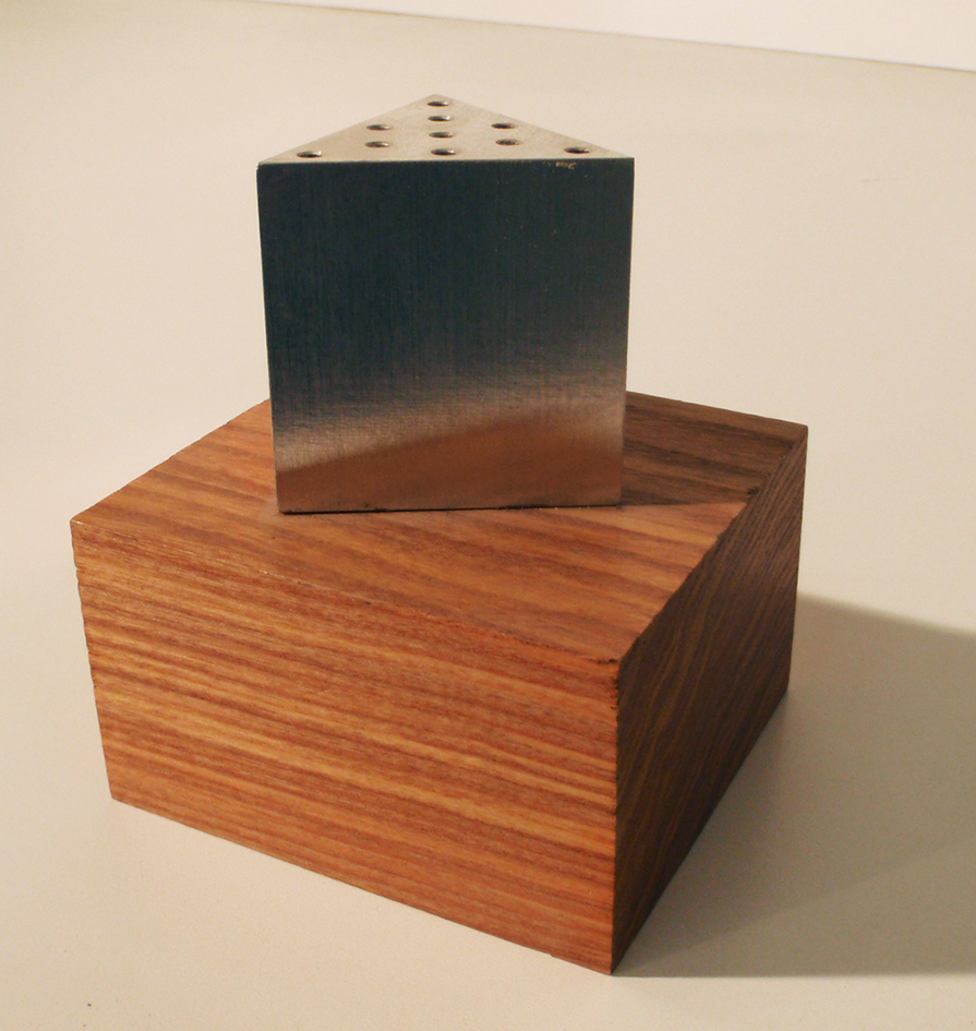 Prisme droitsur socle en ch&ecirc;ne